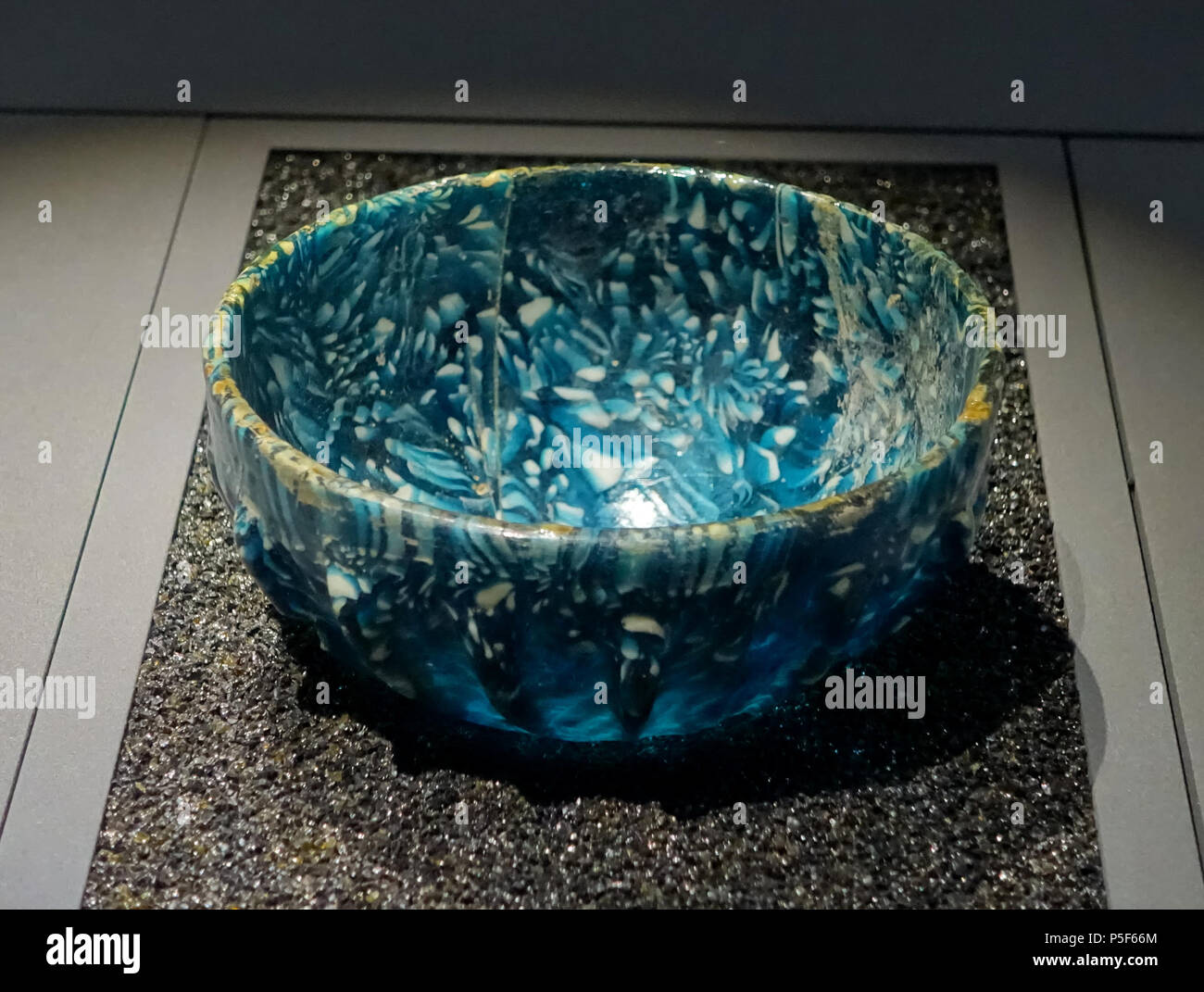 227 bol avec coquille nervurée, Italie, Roman, mi 1er siècle de notre ère, mosaïque de verre - Landesmuseum Württemberg, Stuttgart - Allemagne - DSC03332 Banque D'Images