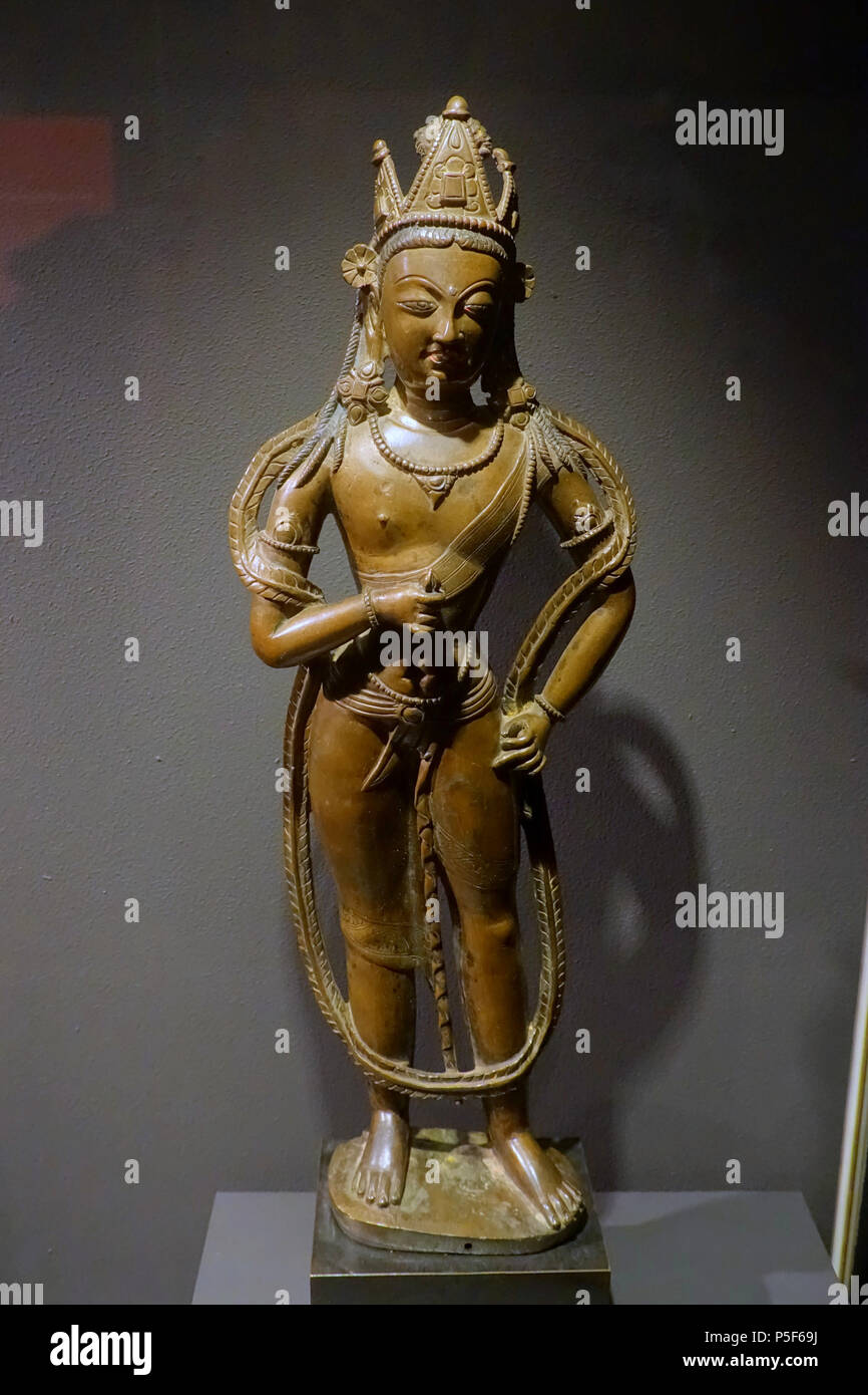 N/A. Anglais : Exposition dans le Linden-Museum - Stuttgart, Allemagne. 6 décembre 2015, 12:29:25. Bodhisattva Vajrapani Daderot 215, l'Inde, dans l'ouest de l'Himalaya, 12e-14e siècle, bronze - Linden-Museum - Stuttgart, Allemagne - DSC03834 Banque D'Images