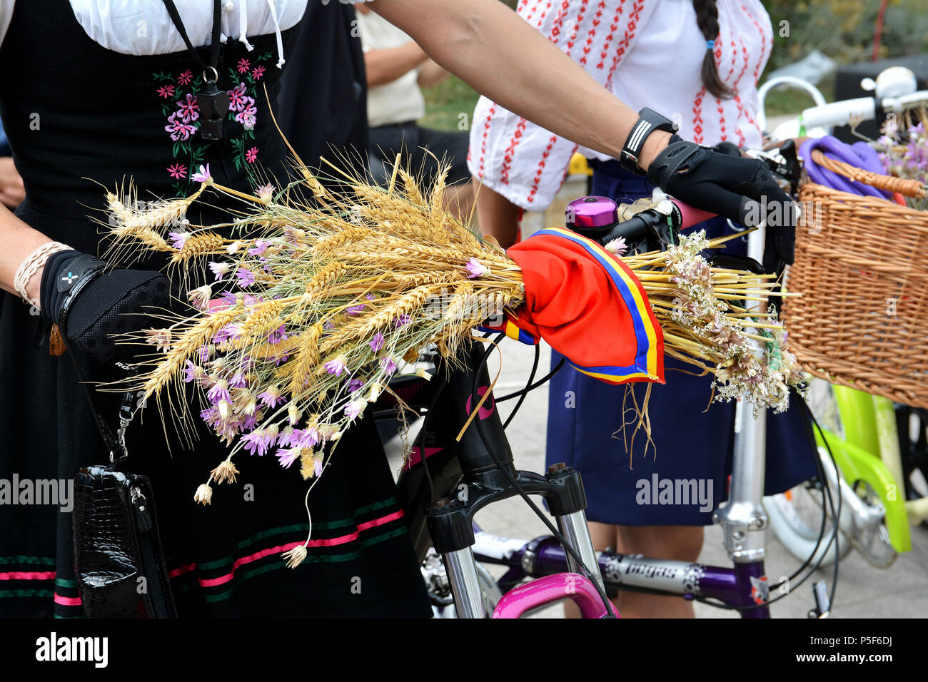 Détail at'Ziua ''IEI - Journée internationale de la blouse roumaine ,célébration traditionnelle sur les rives de la mer Noire à Constanta, Roumanie. Banque D'Images