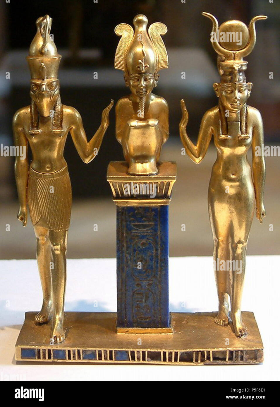 N/A. Anglais : Osiris, Isis et Horus : pendentif portant le nom du roi Osorkon II English : Pendentif au nom du roi Osorkon II représentant Osiris, Isis et Horus : eština zobrazující Usira Soška, který se nachází pilíi vyrobeného na z lapis lazuli. Po pravé stojí stran jeho manželka druhé stran a na Eset jejich Hor syn. Sloupek Osorkona nese jméno faraona II. . Entre 874 et 850 avant J.-C. (22e dynastie). N/A 497 Egypte louvre 066 Banque D'Images