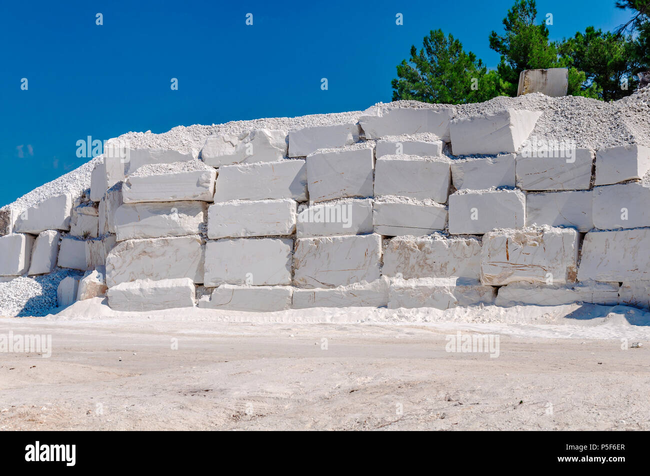 Gros blocs blancs de matières en dans une carrière en Grèce Banque D'Images