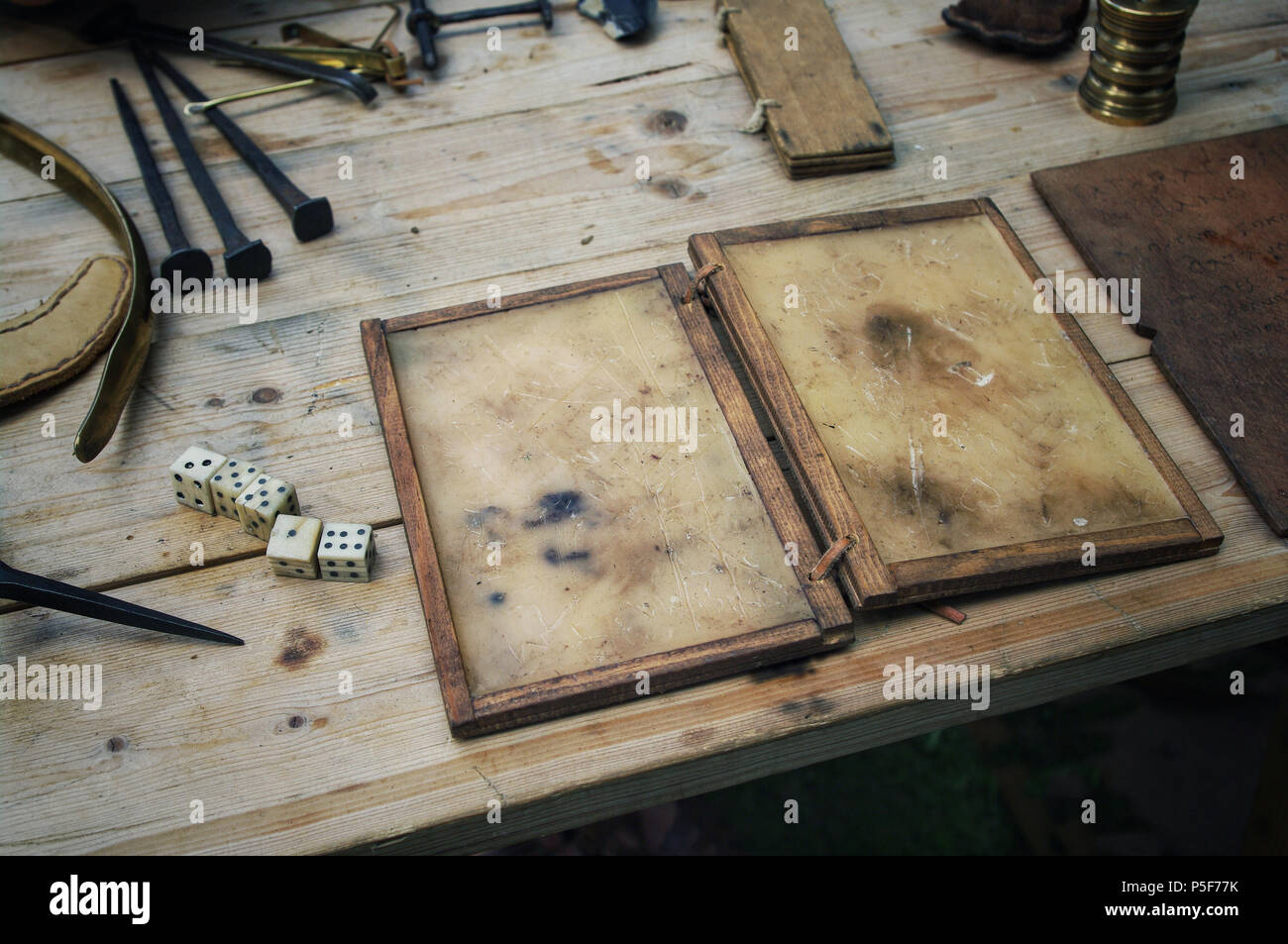 Une réplique de cire romaine ancienne tablette posée sur une table. Banque D'Images