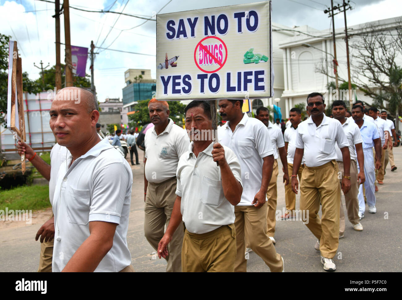 Les membres de la police indienne marchant avec des affiches pendant le rallye. Membre de force paramilitaire indien et la police indienne sont à pied et faire du vélo dans un rassemblement, à l'occasion de la Journée internationale contre l'abus et le trafic illicite d'Agartala, capitale de l'Etat de Tripura, nord-est de l'Inde. Banque D'Images