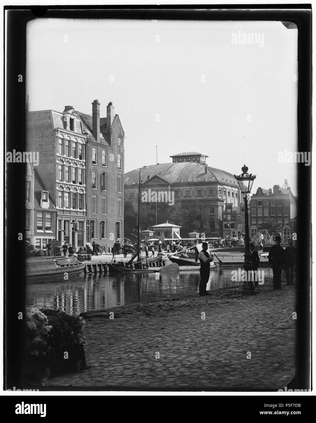 N/A. Nederlands : Beschrijving Achtergracht 43(ged.)-45 (v.l.n.r.) Op de achtergrond Amstelsluizen Amstel a rencontré en théâtre Carré, sème l'Amstel en de huizen 127-133 (v.l.n.r.). Liens : hoekhuis 314 Amstel. Documenttype foto Vervaardiger Olie, Jacob (1834-1905) Collectie Collectie Jacob Olie Jbz. Datering 1890 Geografische naam Achtergracht Inventarissen http://stadsarchief.amsterdam.nl/archief/10019 Afbeeldingsbestand Amstel 10019A000672 générée avec Dememorixer . 1890. Jacob Olie (1834-1905) Noms alternatifs Jacob Olie Jbz. Jacob Olie. Jbzn Date photographe néerlandais Description Banque D'Images