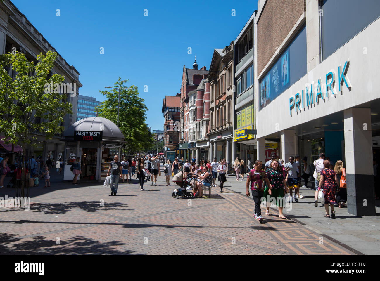 Longue rangée dans le centre-ville de Nottingham, Nottinghamshire England UK Banque D'Images