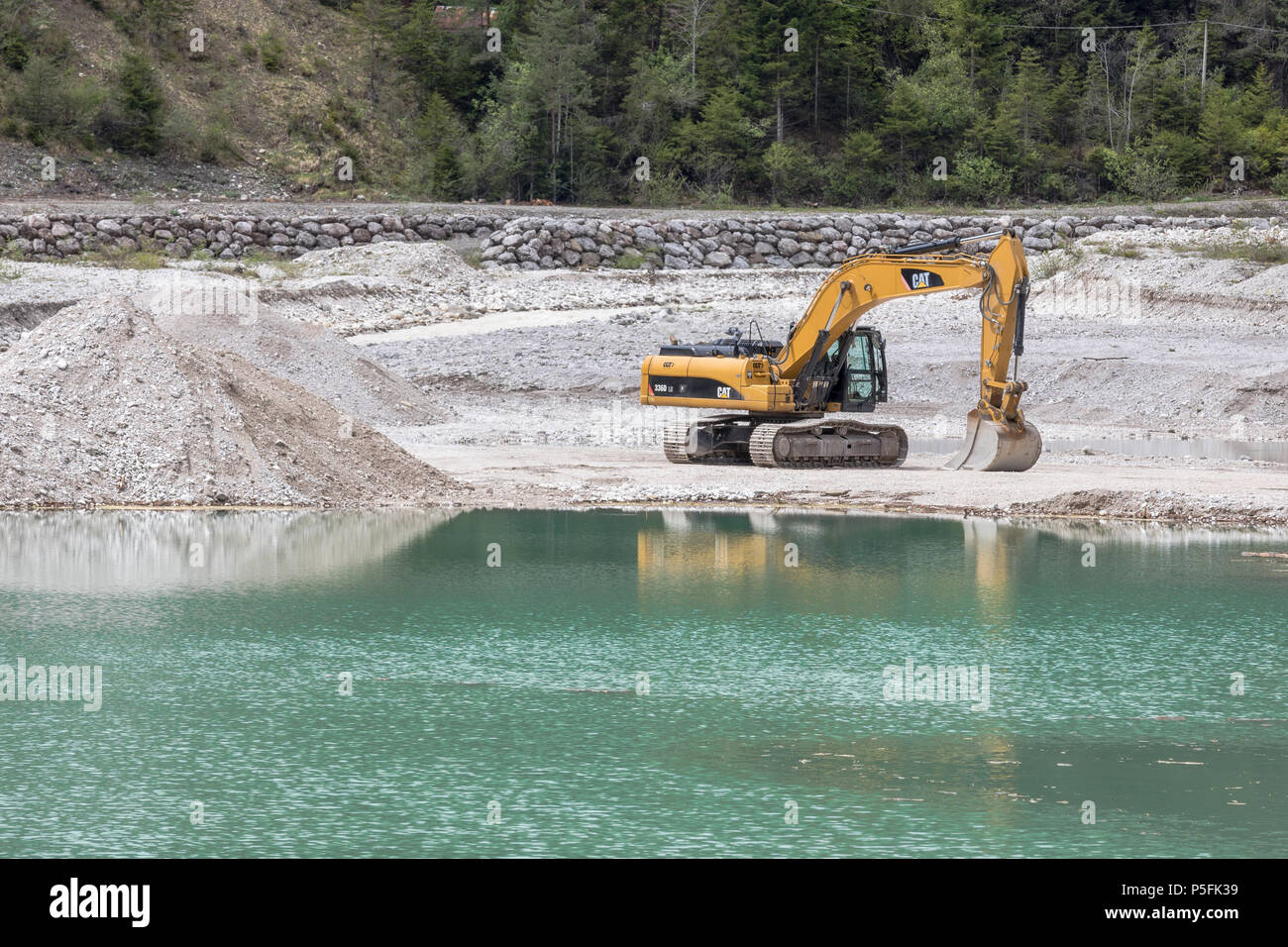 Pelle sur rivière, fleuve, rivière, travaux publics - Ansiei AURONZO di Cadore, Italie Banque D'Images