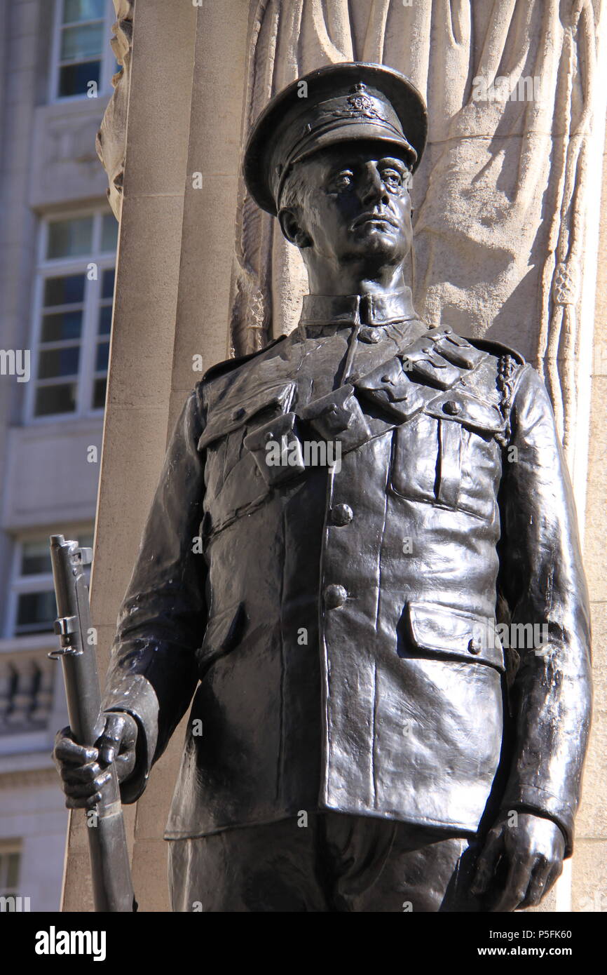 Les troupes de Londres Monument aux morts en face de la Royal Exchange (un centre commercial de luxe au-dessus de la station de banque), Londres, Angleterre, Royaume-Uni, PETER GRANT Banque D'Images