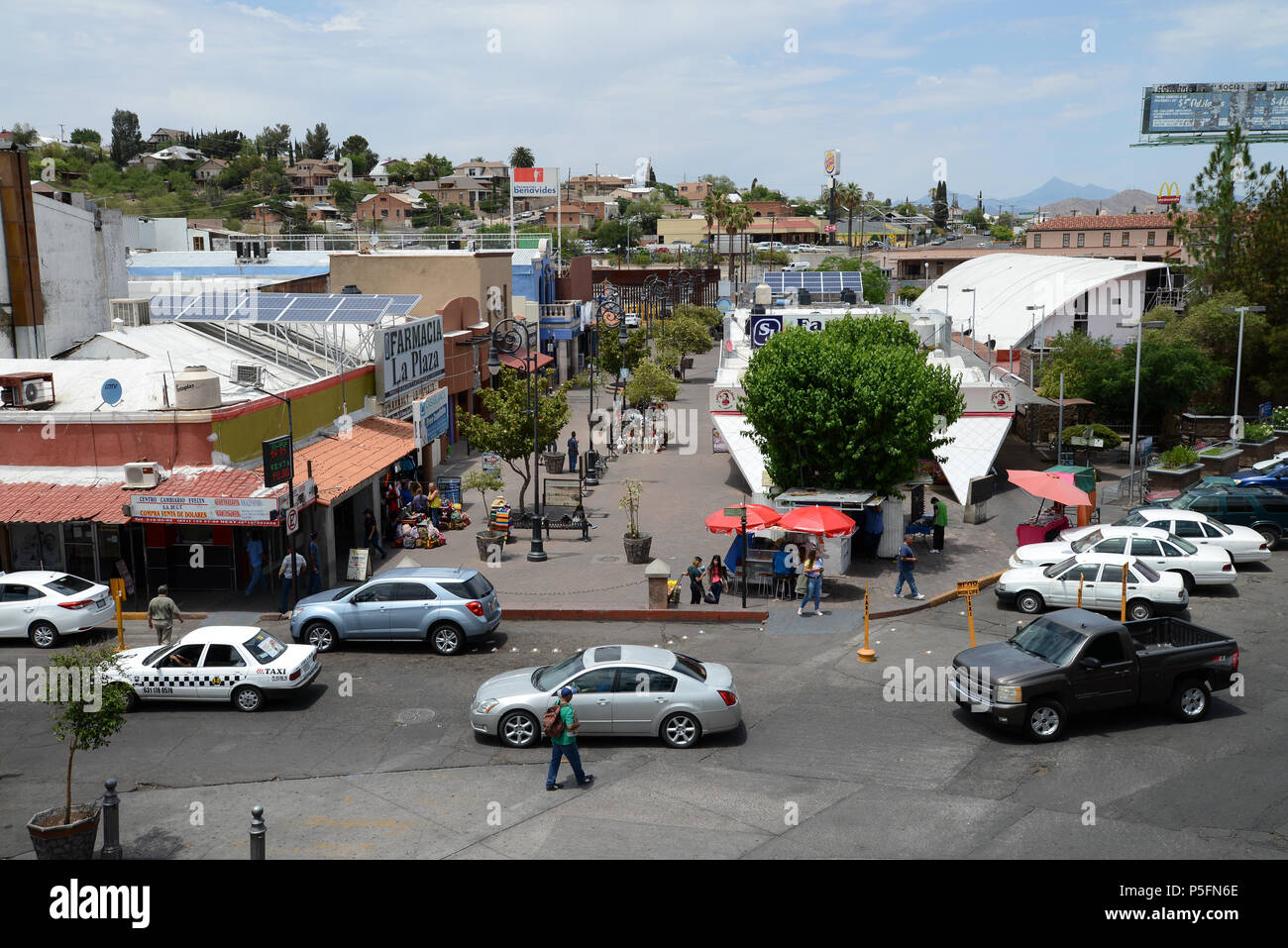 Les piétons patronner un commerce à Nogales, Sonora, Mexique, près de la U.S. Customs and Border Protection, Dennis DeConcini, passage Nogales (Arizona), Banque D'Images