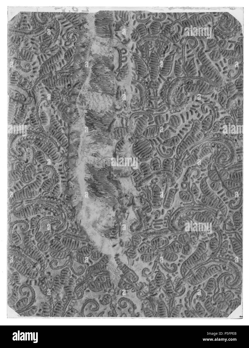 Av Byxor svart atlas, 1650-tal. Svenska : De broderade byxorna rakaïste är på samma som sätt. tröjan Skarvarna kan eventuellt tyda på att tyget grövre är ett, dock, tjockare matériel. Består 4 Byxorna av stora stycken, som man sytt sidornas j'ihop kanter rakaïste fram- och baktill likaledes. Les hommes de har tydligen tvungna skarvas varit att med horisontella nertill såväl stycken för att obtenir jusqu'längden framtill räcka att som och och baktill sömmar vertikala je benens inre för att obtenir tillräcklig vidd. Byxorna har ett ca sprund framtill 36 cm långt med en ca knäppslå 30 cm lång med 12 st (2,5 cm långa knapph Banque D'Images