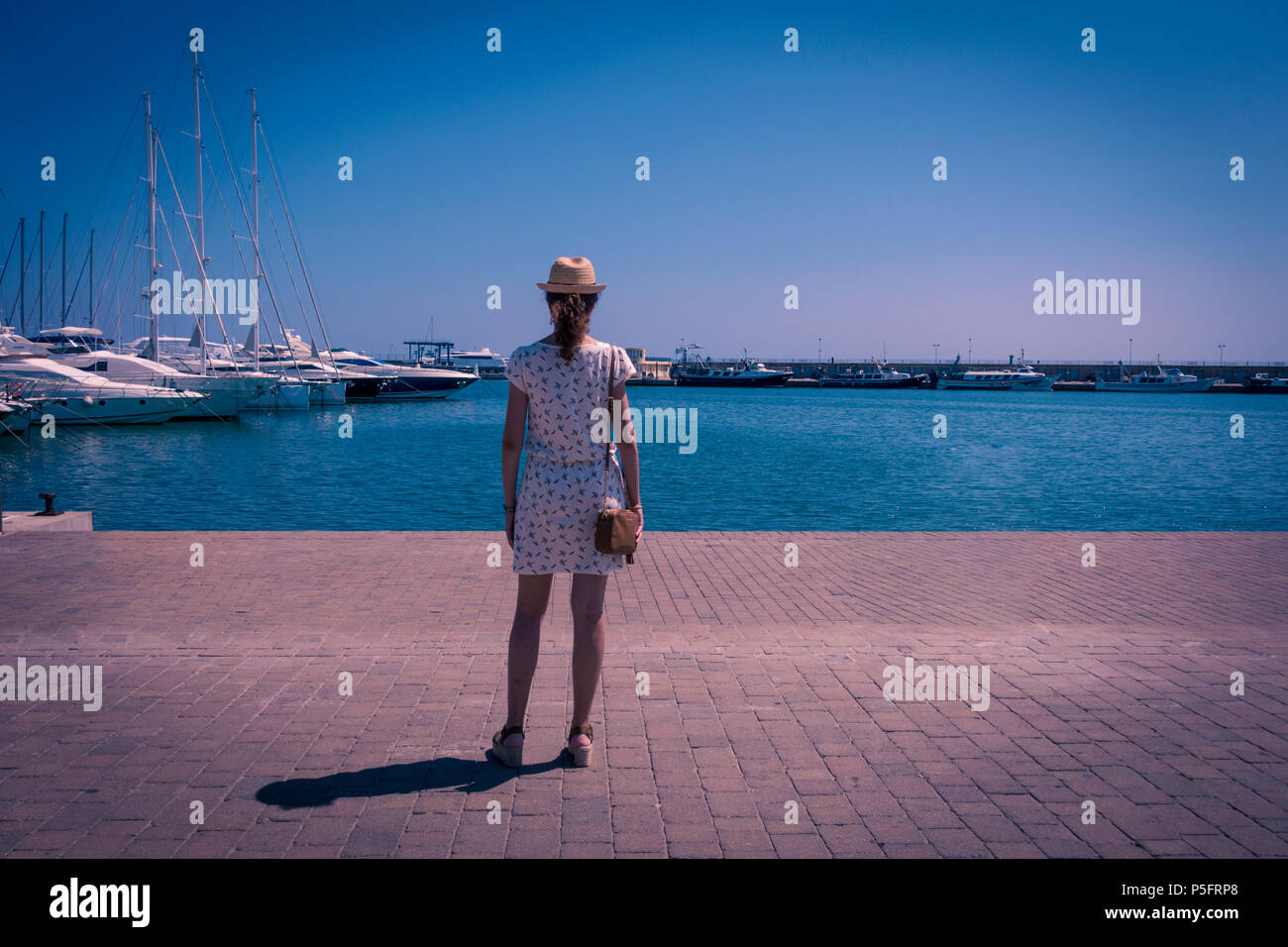Jeune femme touristiques en méditerranée port de Cambrils, Tarragona, Espagne. Seascape pittoresque marina de yachts et voiliers. Promenade publique et famo Banque D'Images