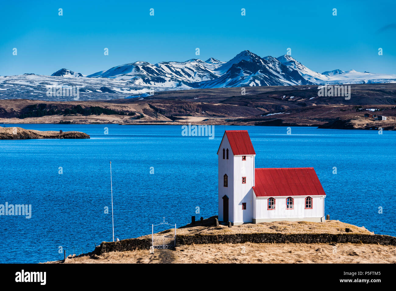 Chapelle solitaire avec toit rouge distinctif à la rive du lac thingvallavatn couverts en fournissant des couleurs vives pendant la journée, l'islande avril 2018 Banque D'Images