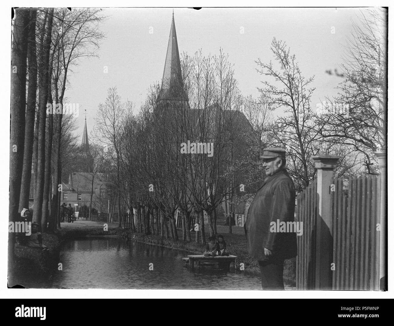 N/A. Nederlands : Beschrijving Abcoude Liens est de N.H.Kerk. 156 (est. de r-k. H.H. Cosmas en Damianuskerk. Documenttype foto Vervaardiger Olie, Jacob (1834-1905) Collectie Collectie Jacob Olie Jbz. 19 Datering http://stadsarchief.amsterdam.nl/archief/10019 Afbeeldingsbestand avril 1896 Inventarissen 010019000862 générée avec Dememorixer . 19 avril 1896. Jacob Olie (1834-1905) Noms alternatifs Jacob Olie Jbz. Jacob Olie. Jbzn Description photographe Date de naissance/décès 19 Octobre 1834 25 avril 1905 Lieu de naissance/décès Amsterdam Amsterdam 1847-1905 Période de travail Wo Banque D'Images