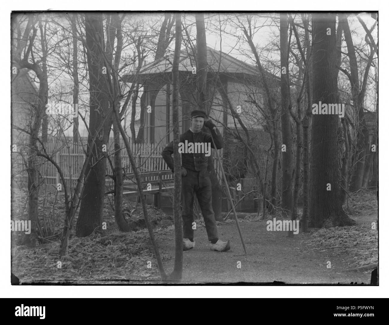 N/A. Beschrijving Amsteldijk t.h.v. 147 (104) Amstelvliet voorheen Buitenplaats van de Ven. Hart, dix noorden van de watertoren. Documenttype foto Vervaardiger Olie, Jacob (1834-1905) Collectie Collectie Jacob Olie Jbz. Datering 23 décembre 1897 Geografische naam Amsteldijk Inventarissen http://stadsarchief.amsterdam.nl/archief/10019 Afbeeldingsbestand Dememorixer 010019001132 générée avec . 23 décembre 1897. Jacob Olie (1834-1905) Noms alternatifs Jacob Olie Jbz. Jacob Olie. Jbzn Description photographe Date de naissance/décès 19 Octobre 1834 25 avril 1905 Emplacement de Banque D'Images