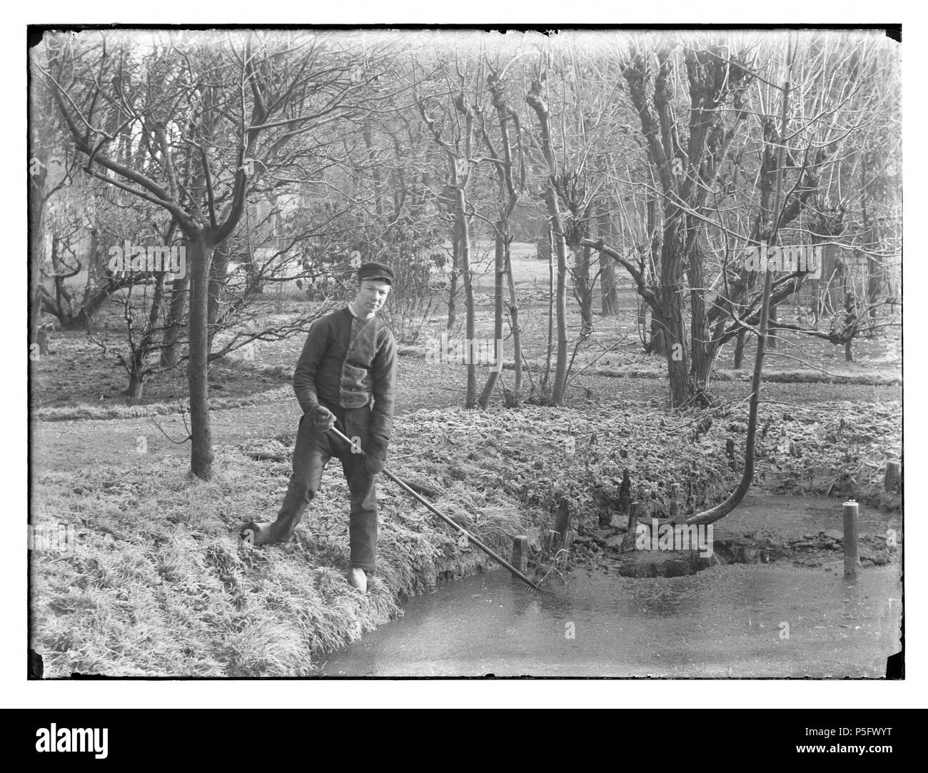 N/A. Beschrijving Amsteldijk t.h.v. 147 (104) Amstelvliet voorheen Buitenplaats van de Ven. Hart, dix noorden van de watertoren. Documenttype foto Vervaardiger Olie, Jacob (1834-1905) Collectie Collectie Jacob Olie Jbz. Datering 23 décembre 1897 Geografische naam Amsteldijk Inventarissen http://stadsarchief.amsterdam.nl/archief/10019 Afbeeldingsbestand Dememorixer 010019001129 générée avec . 23 décembre 1897. Jacob Olie (1834-1905) Noms alternatifs Jacob Olie Jbz. Jacob Olie. Jbzn Description photographe Date de naissance/décès 19 Octobre 1834 25 avril 1905 Emplacement de Banque D'Images
