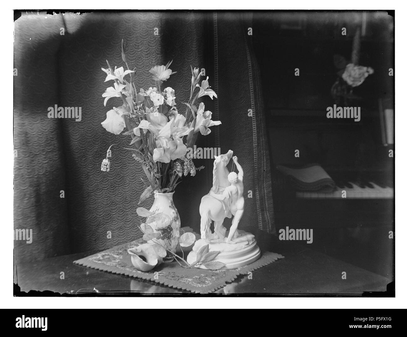 N/A. Nederlands : Beschrijving dieren en planten Bouquet rencontré beeldje Documenttype foto Vervaardiger Olie'', Jacob (1834-1905) Collectie Collectie Jacob Olie Jbz. Datering 1 juli 1898 http://stadsarchief.amsterdam.nl/archief/10019 Afbeeldingsbestand Inventarissen 010019001174 générée avec Dememorixer . 1er juillet 1898. Jacob Olie (1834-1905) Noms alternatifs Jacob Olie Jbz. Jacob Olie. Jbzn Description photographe Date de naissance/décès 19 Octobre 1834 25 avril 1905 Lieu de naissance/décès Amsterdam Amsterdam 1847-1905 Période de travail lieu de travail Amsterdam (1847-1905), Abcoude Banque D'Images