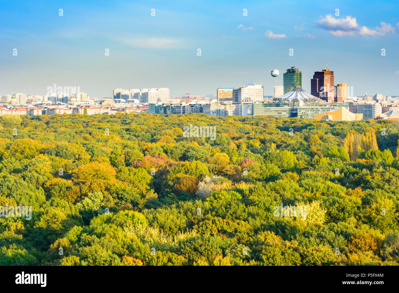 Berlin : la vue de la colonne de la Victoire au centre-ville, la Potsdamer Platz, parc Tiergarten dans couleurs d'automne en Allemagne, Berlin, Banque D'Images