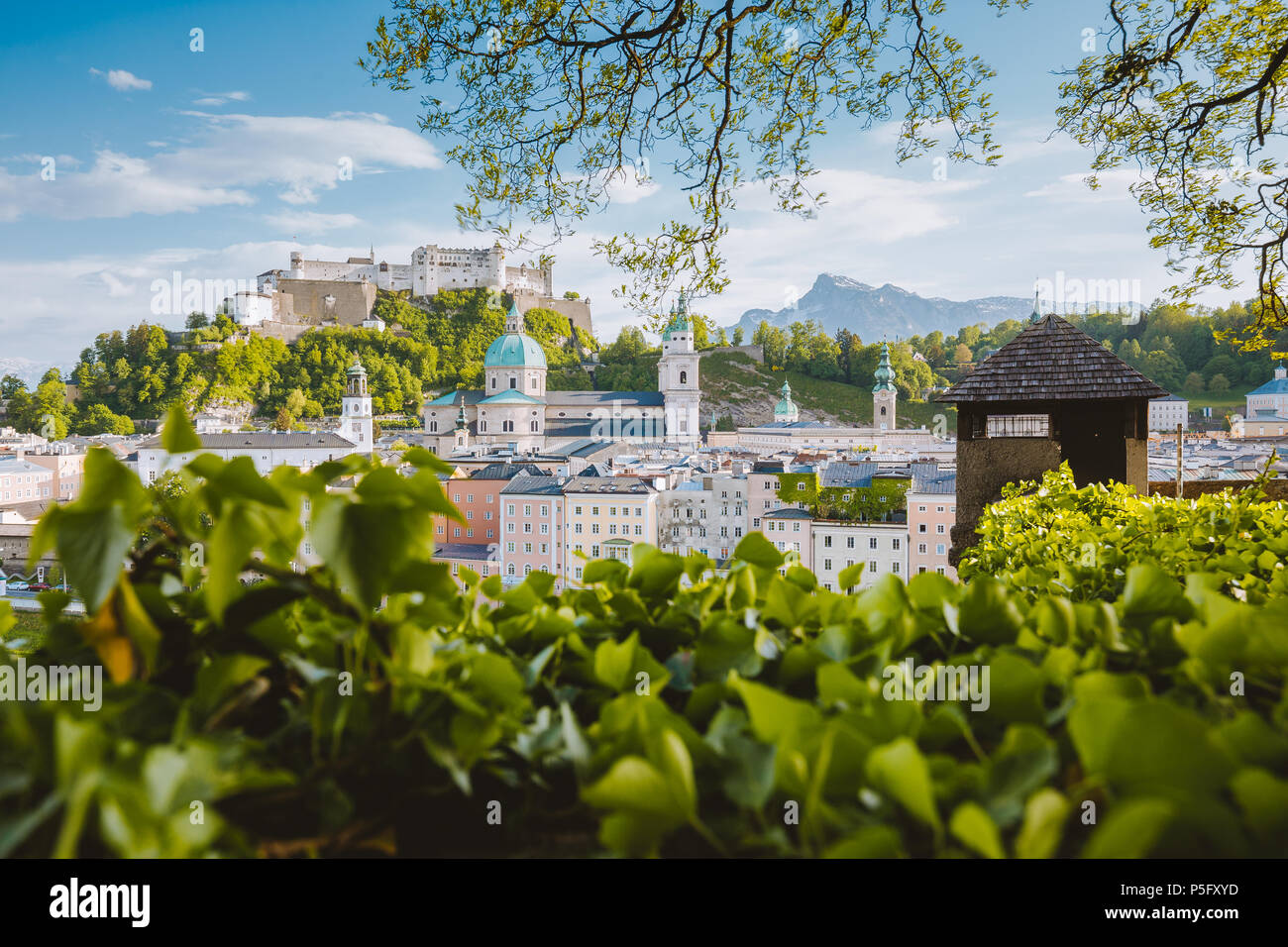 Classic vue panoramique de la vieille ville de Salzbourg, site du patrimoine mondial de l'UNESCO depuis 1997, sur une belle journée ensoleillée avec ciel bleu en été, Autriche Banque D'Images