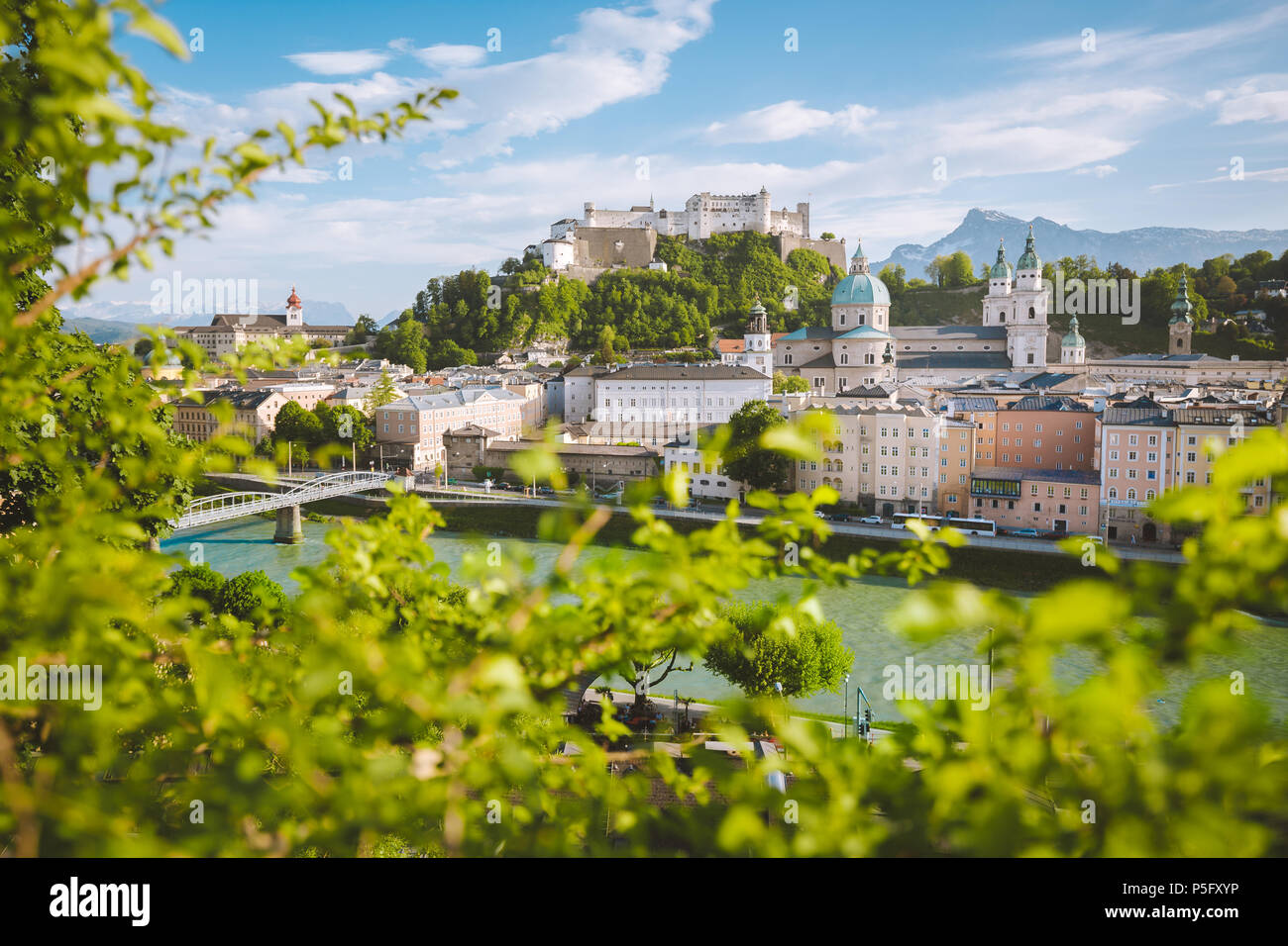 Classic vue panoramique de la vieille ville de Salzbourg, site du patrimoine mondial de l'UNESCO depuis 1997, sur une belle journée ensoleillée avec ciel bleu en été, Autriche Banque D'Images