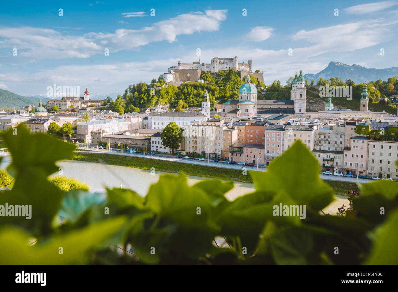 Classic vue panoramique de la vieille ville de Salzbourg, site du patrimoine mondial de l'UNESCO depuis 1997, sur une belle journée ensoleillée avec ciel bleu en été, Autriche Banque D'Images