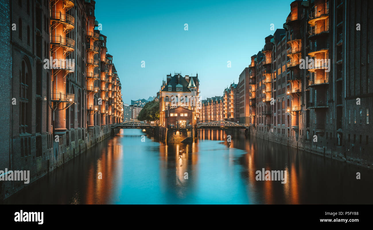 La vue classique du célèbre quartier des entrepôts de Speicherstadt, Site du patrimoine mondial de l'UNESCO depuis 2015, allumé dans le magnifique coucher du soleil post twilight à l'examen DHS Banque D'Images