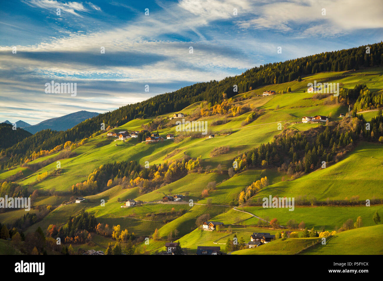 Belle vue sur le paysage de montagne idyllique avec green meadows dans les Dolomites dans la belle lumière du soir au coucher du soleil d'or, Val di Funes, Tyrol du Sud, Banque D'Images