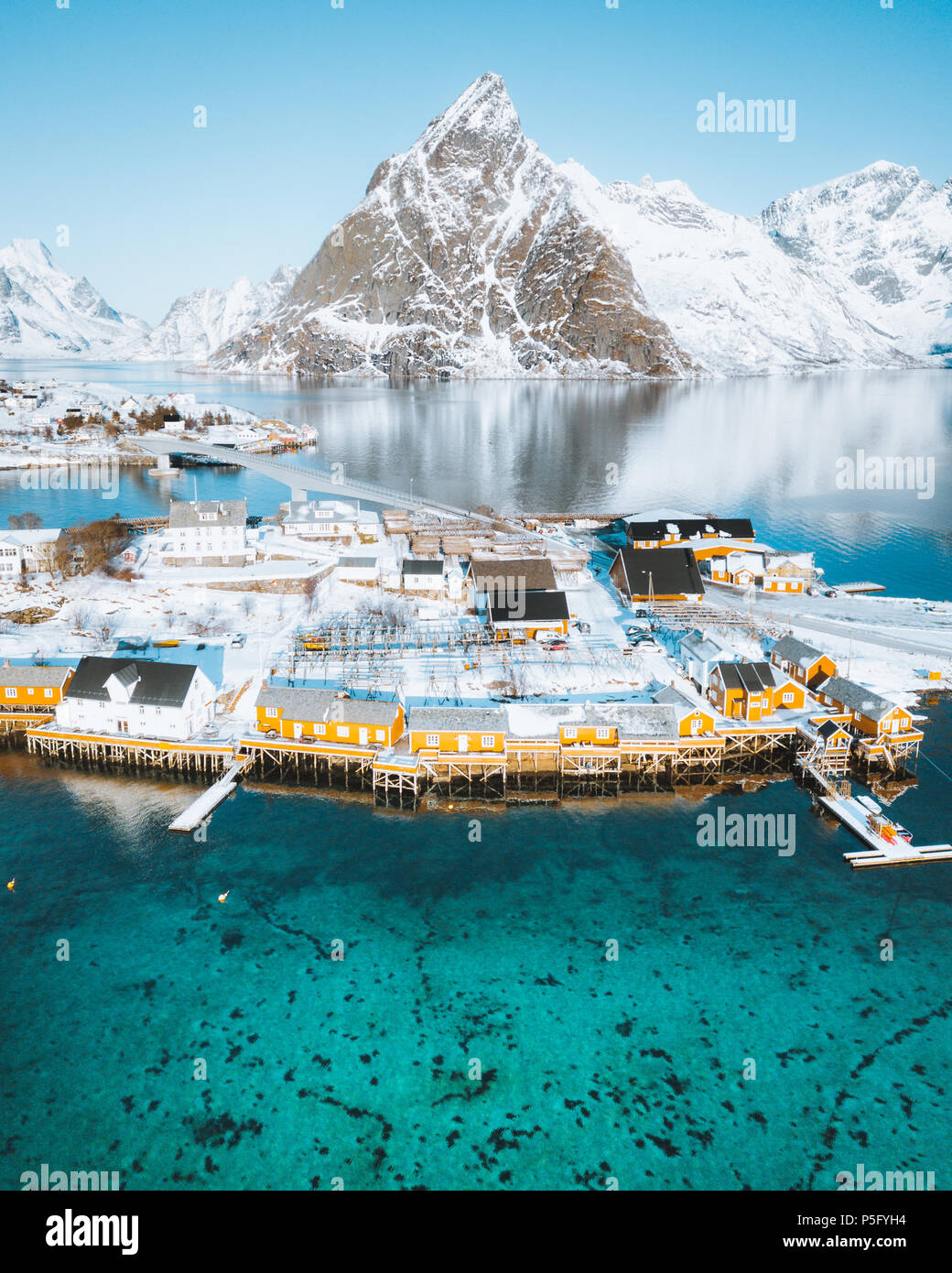 Vue aérienne de paysages d'hiver Lofoten avec pêcheur traditionnel Rorbuer cabines et des pics de montagne au lever du soleil, Sakrisoy, village de reine, la Norvège Banque D'Images