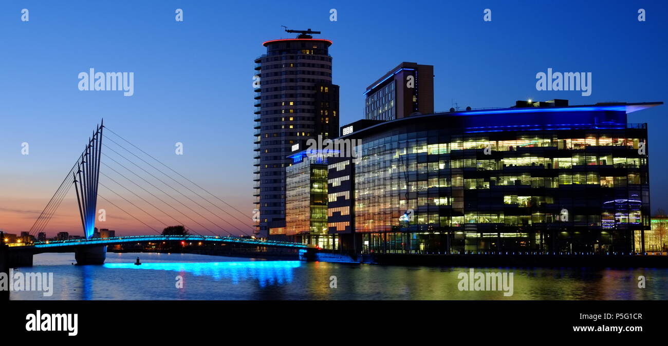 Passerelle Media City au coucher du soleil. Media City. Salford Angleterre. Banque D'Images