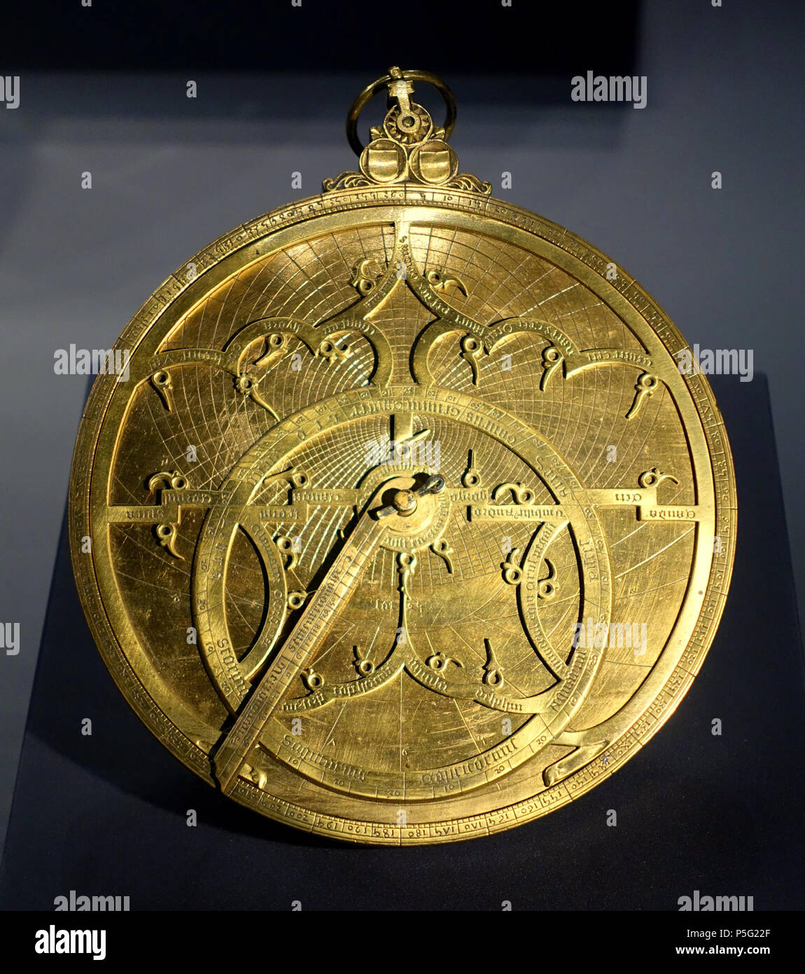 N/A. Anglais : Exposition dans le Hessisches Landesmuseum Darmstadt - Darmstadt, Allemagne. 19 octobre 2016, 06:17:44. Daderot 143 Astrolabe, Strasbourg, 1466 AD, laiton - Hessisches Landesmuseum Darmstadt - Darmstadt, Allemagne -DSC00536 Banque D'Images