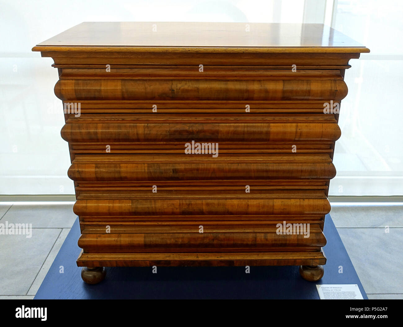 N/A. Anglais : Exposition dans le Germanisches Nationalmuseum, Nuremberg, Allemagne. 23 octobre 2016, 05:09:27. Daderot 372 Commode, Nuremberg, c. 1730-1740, pin, noyer, chêne, chêne blanc, laiton feuille - Germanisches Nationalmuseum, Nuremberg, Allemagne - DSC02536 Banque D'Images