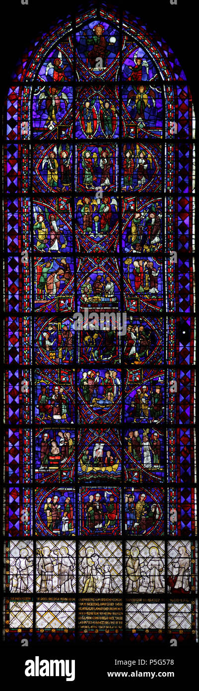 N/A. Anglais : fenêtre vitrail Chartres 36 - Theirry de grisailles / La vie de St Apollinaire / la hiérarchie céleste. 23 juillet 2017, 11:26:58. Micheletb 333 Chartres 36 - Corrigé Banque D'Images