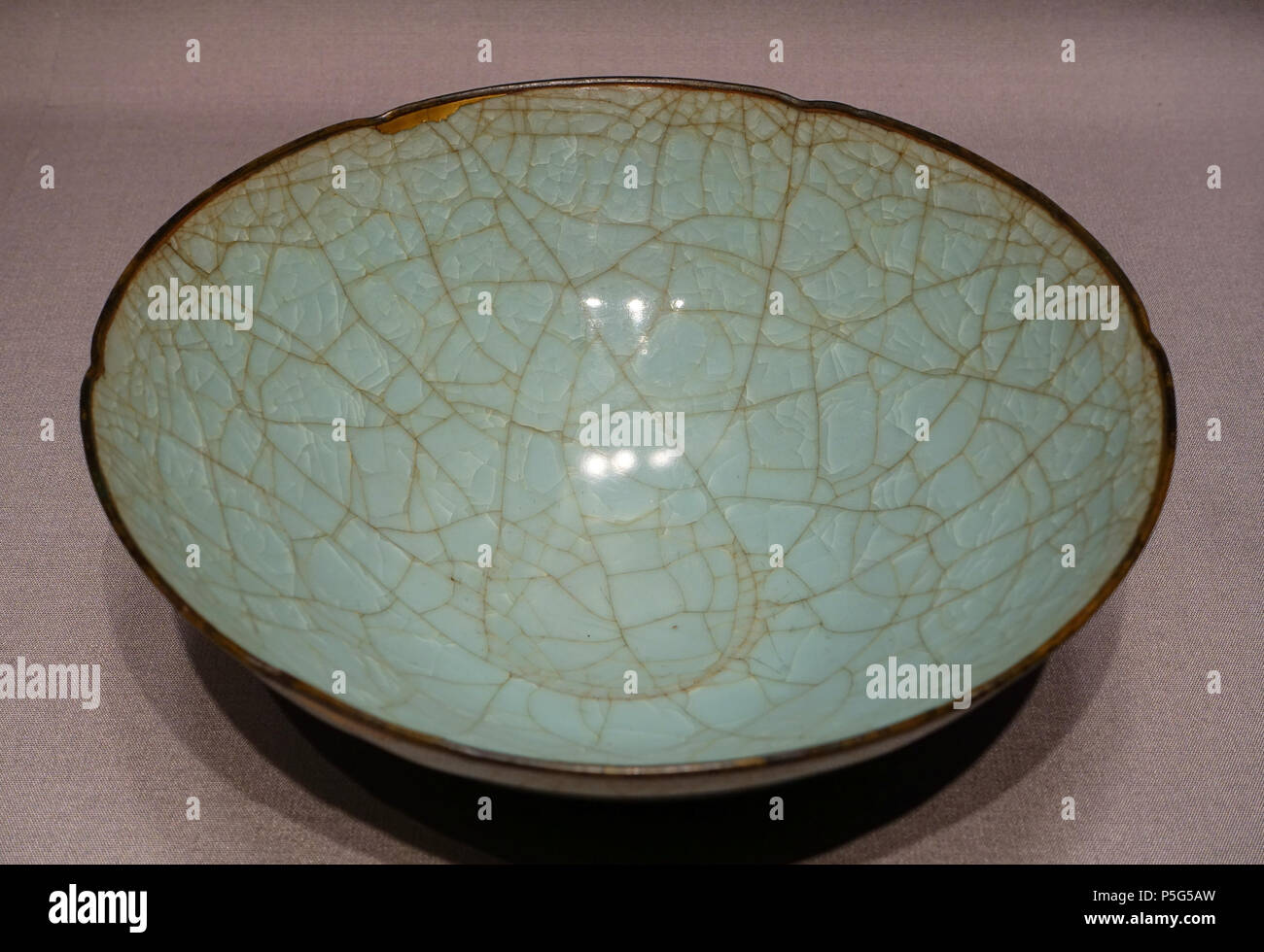 N/A. Anglais : Exposition dans le Musée National de Tokyo - Tokyo, Japon. 1 août 2017, 21:50:58. Daderot 227 bol avec rim foliée, Guan ware, Chine, dynastie des Song du Sud, 1100s-1200s annonce, céramique, céladon - Musée National de Tokyo - Tokyo, Japon - DSC08368 Banque D'Images