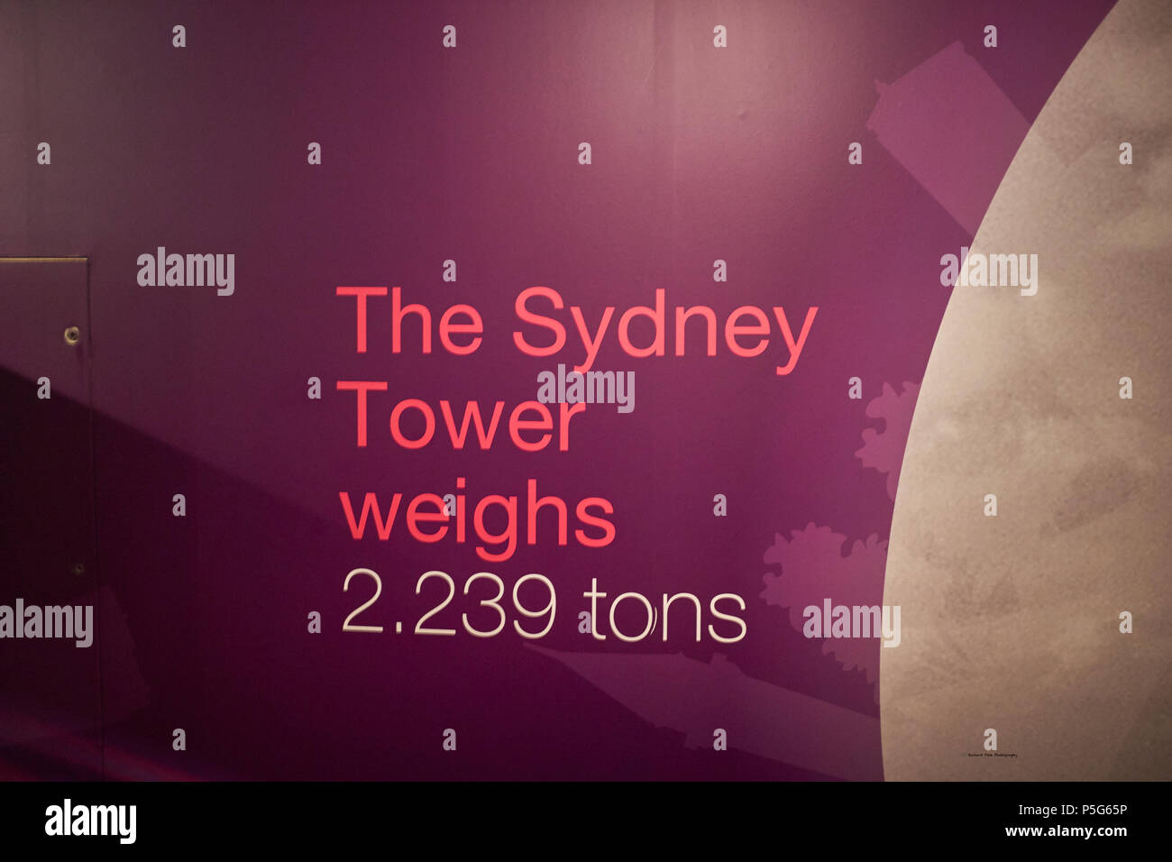 Information écrite sur un mur à l'intérieur de la Tour de Sydney montrant que la tour pèse 2,239 tonnes Banque D'Images