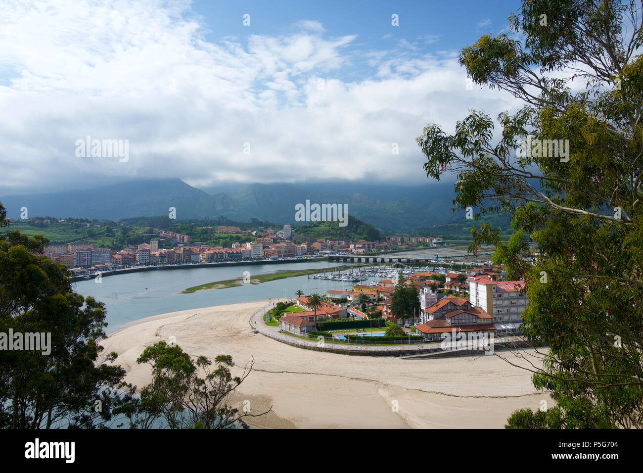 Port de Llanes, Asturias, Espagne Banque D'Images