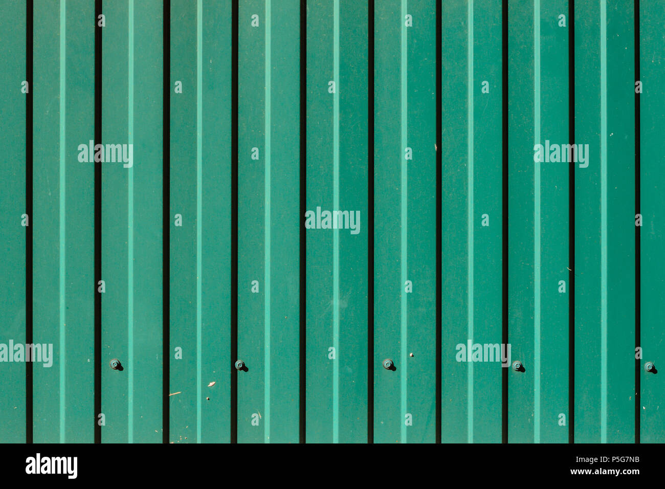 Panneau de métal ondulé vert Texture. Matériau de couverture ou de finition de bâtiments Banque D'Images