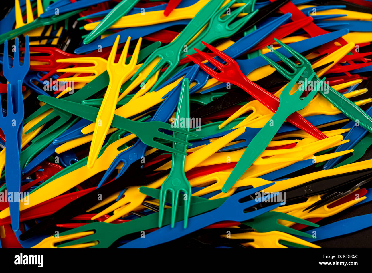 Les ustensiles en plastique, des couverts jetables, frites, les déchets en plastique, beaucoup de couleurs, le conditionnement en vrac, Banque D'Images