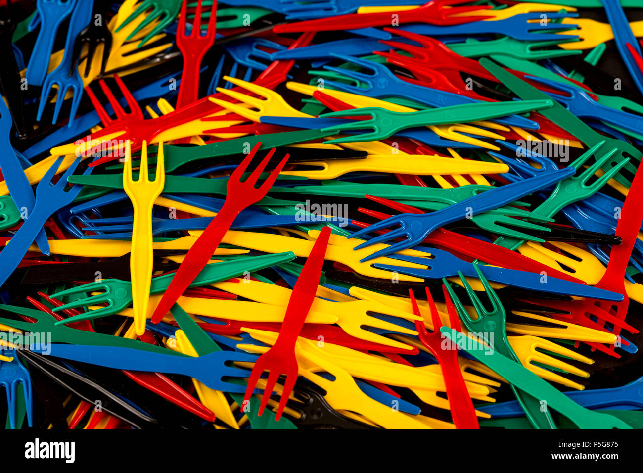 Les ustensiles en plastique, des couverts jetables, frites, les déchets en plastique, beaucoup de couleurs, le conditionnement en vrac, Banque D'Images