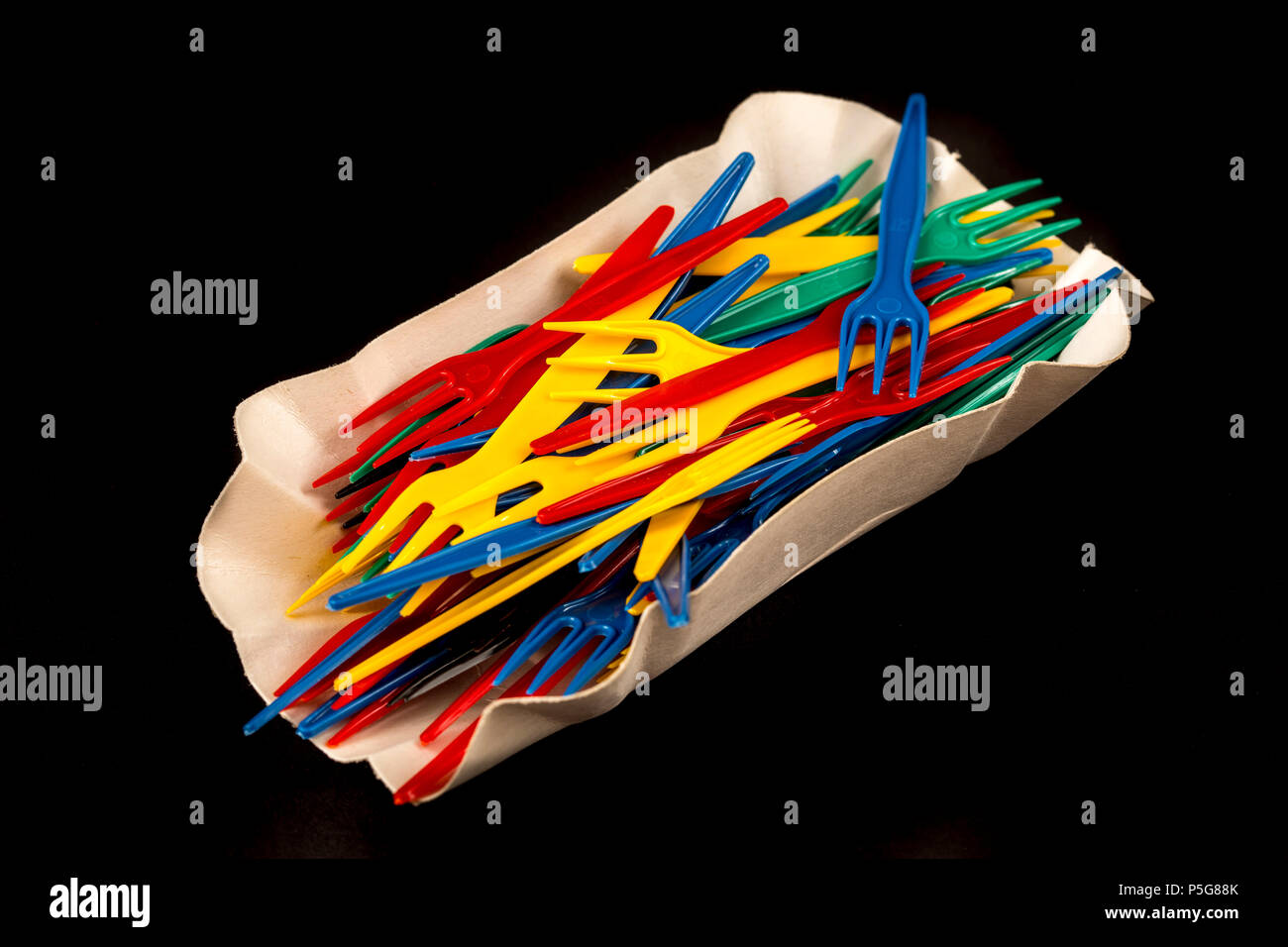 Les ustensiles en plastique, des couverts jetables, frites, les déchets en plastique, beaucoup de couleurs, le conditionnement en vrac, Banque D'Images