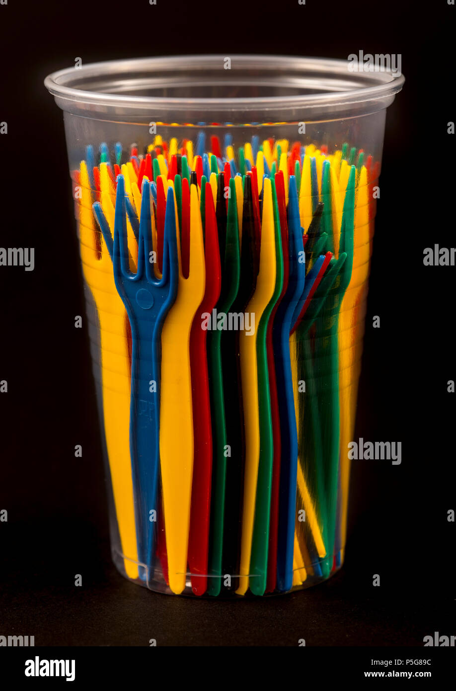 Les ustensiles en plastique, des couverts jetables, frites, les déchets en plastique, beaucoup de couleurs, le conditionnement en vrac, Banque D'Images