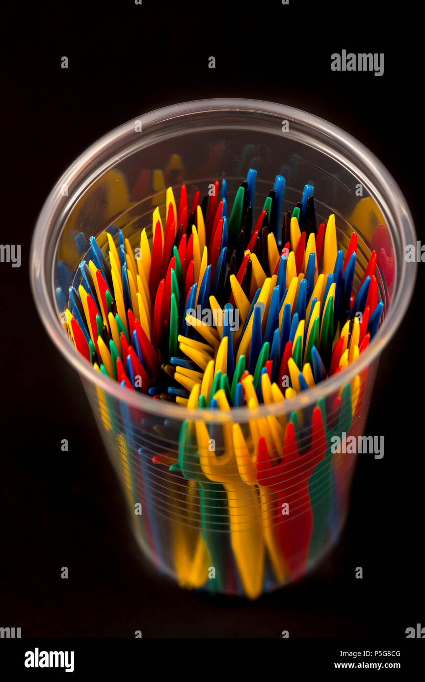 Les ustensiles en plastique, des couverts jetables, frites, les déchets en plastique, beaucoup de couleurs, le conditionnement en vrac, Banque D'Images