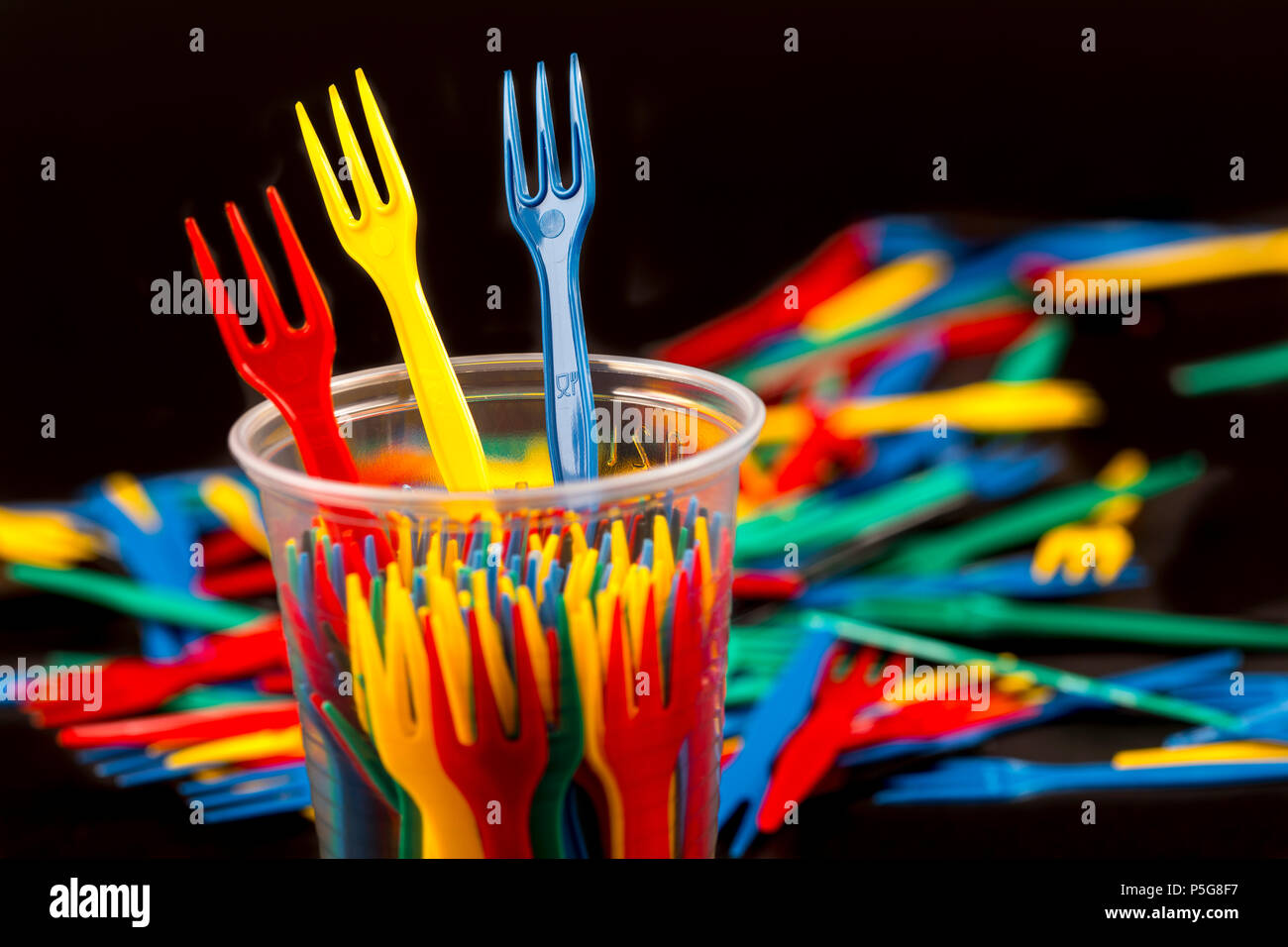 Les ustensiles en plastique, des couverts jetables, frites, les déchets en plastique, beaucoup de couleurs, le conditionnement en vrac, Banque D'Images