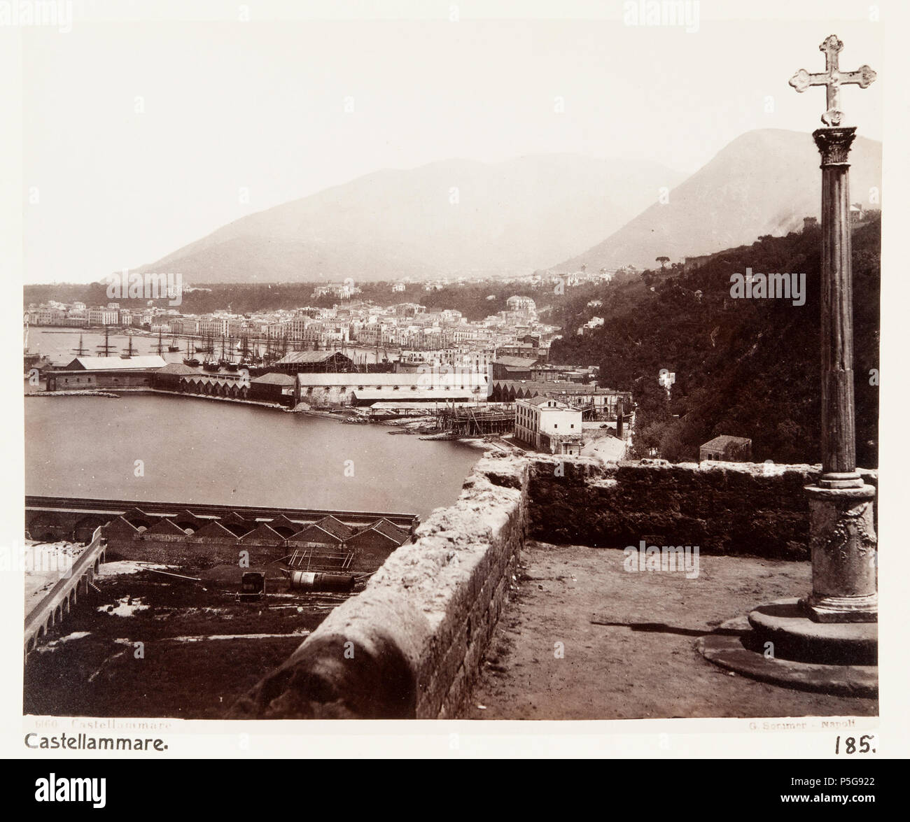 . Remarque : à des fins documentaires la description originale a été conservé. Corrections des faits et d'autres descriptions sont encouragés séparément de la description initiale. Sicilien, Italien. Nyckelord : Foto, Resealbum. Fotografi . Svenska : Castellammare. Sicilien, Italien. Fotografierna LXVI:K.G.01.-193. Är inköpta Johanna av Kempe, f. Wallis, j'rom, Napoli, Taormina, Syracuse och hennes vid Palerme vistelse j'nämnda les villes tillsammans med sin dotter och svärson, Wilhelmina och Walther von Hallwyl, dotterdottern fröknarna likaledes Irma Caroline Coquerel och Uhse rderas Ida l'UEDN resa till Banque D'Images . Remarque : à des fins documentaires la description originale a été conservé. Corrections des faits et d'autres descriptions sont encouragés séparément de la description initiale. Sicilien, Italien. Nyckelord : Foto, Resealbum. Fotografi . Svenska : Castellammare. Sicilien, Italien. Fotografierna LXVI:K.G.01.-193. Är inköpta Johanna av Kempe, f. Wallis, j'rom, Napoli, Taormina, Syracuse och hennes vid Palerme vistelse j'nämnda les villes tillsammans med sin dotter och svärson, Wilhelmina och Walther von Hallwyl, dotterdottern fröknarna likaledes Irma Caroline Coquerel och Uhse rderas Ida l'UEDN resa till Banque D'Images