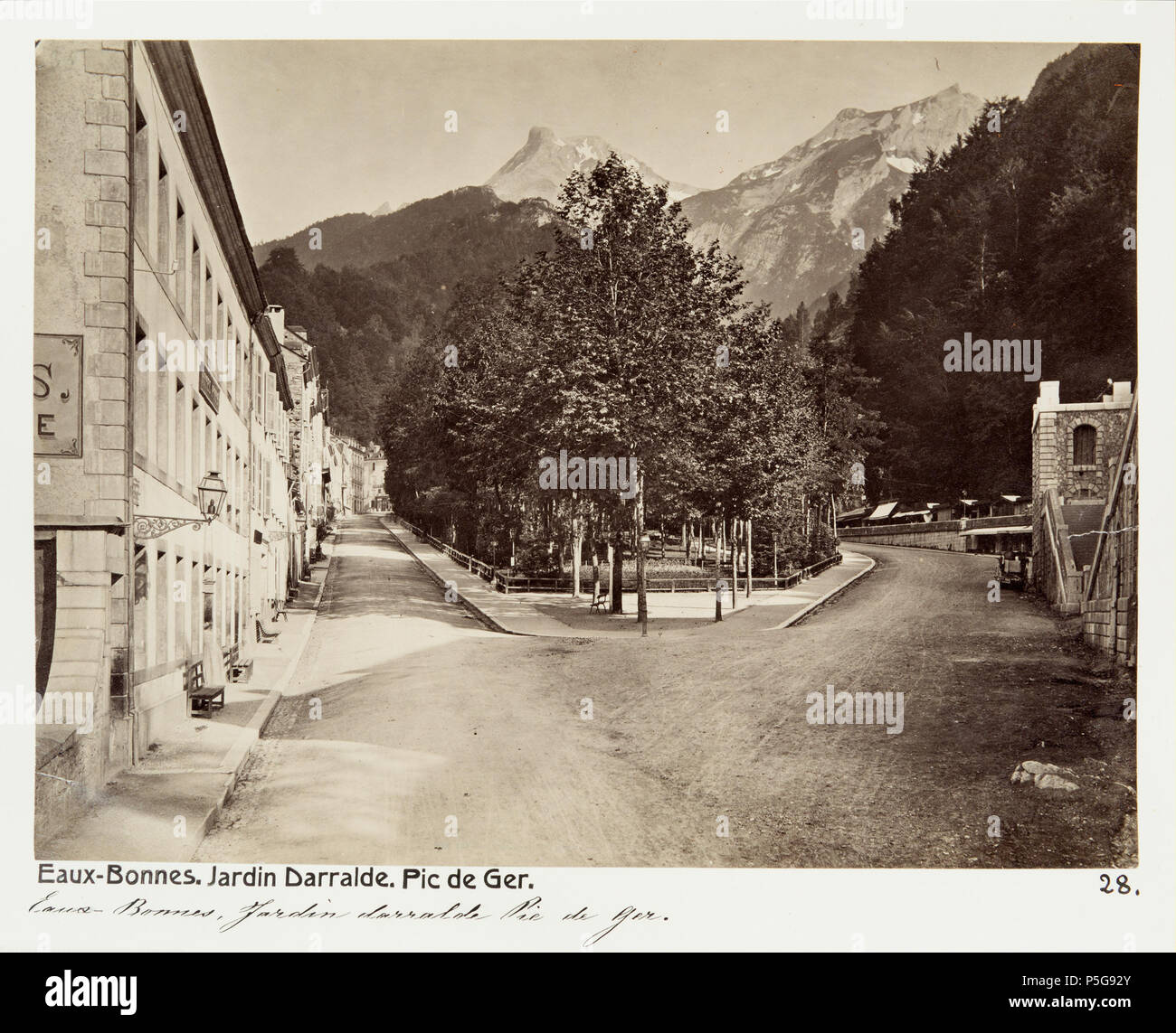 . Remarque : à des fins documentaires la description originale a été conservé. Corrections des faits et d'autres descriptions sont encouragés séparément de la description initiale. D'Eaux-Bonnes Nyckelord : Gatuvy, Foto, France, Resealbum. Fotografi . Svenska : Pyrenéerna. Jardin Darralde, Pic de GER. D'Eaux-Bonnes, France.Fotografierna LXVI:K.F.01.-51. Är köpta Johanna av Kempe, f. Wallis, j'ai Paris, Tours, Bordeaux, Arcachon, Biarritz, Pau, Lourdes, Toulouse, Clermont-Ferrand et Lyon, vid hennes vistelse j'nämnda les villes tillsammans med sin dotter och svärson, Wilhelmina och Walther von Hal Banque D'Images