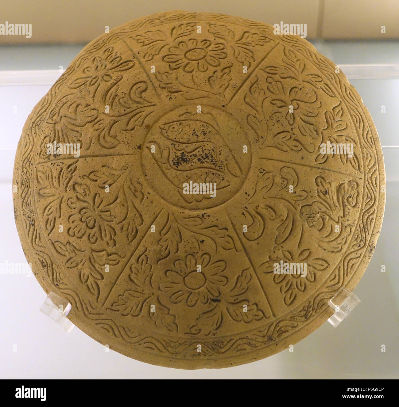 N/A. Anglais : Exposition dans le musée provincial du Sichuan (四川省博物院), également connu sous le nom de Sichuan Museum, 251 Huanhua Road, Chengdu, Sichuan, Chine. La photographie était permise dans le musée sans restriction. Ce travail est assez vieux pour qu'il soit dans le . 24 septembre 2015, 01:44:19. Daderot Bol 227 moule, Chine, Cifeng four, four, de Cifeng Pengzhou, Sichuan, dynastie des Song, 960-1279 AD, céramique - Musée Provincial du Sichuan - Chengdu, Chine - DSC04185 Banque D'Images