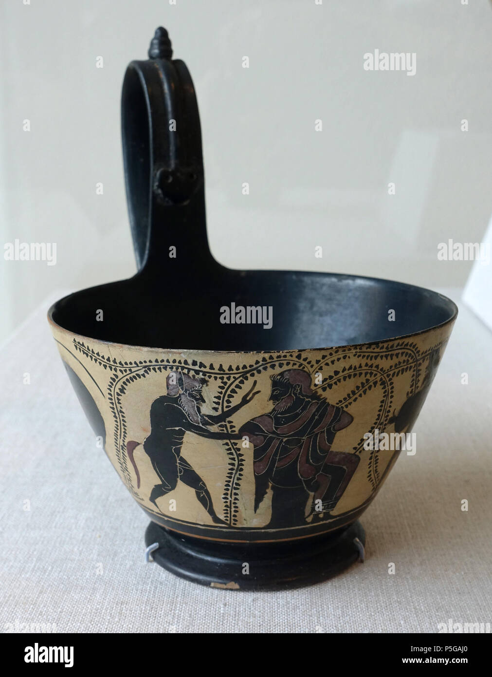 N/A. Anglais : Exposition dans le Blanton Museum of Art - Austin, Texas, États-Unis. Ce travail est assez vieux pour qu'il soit dans le . 15 novembre 2015, 15:18:24. Daderot 456 Dionysos assis entre deux satyres, kyathos dans une forme étrusque, Greek-Attic, ch. 510-485 avant J.-C., terre cuite à figures noires - Blanton Museum of Art - Austin, Texas - DSC07651 Banque D'Images