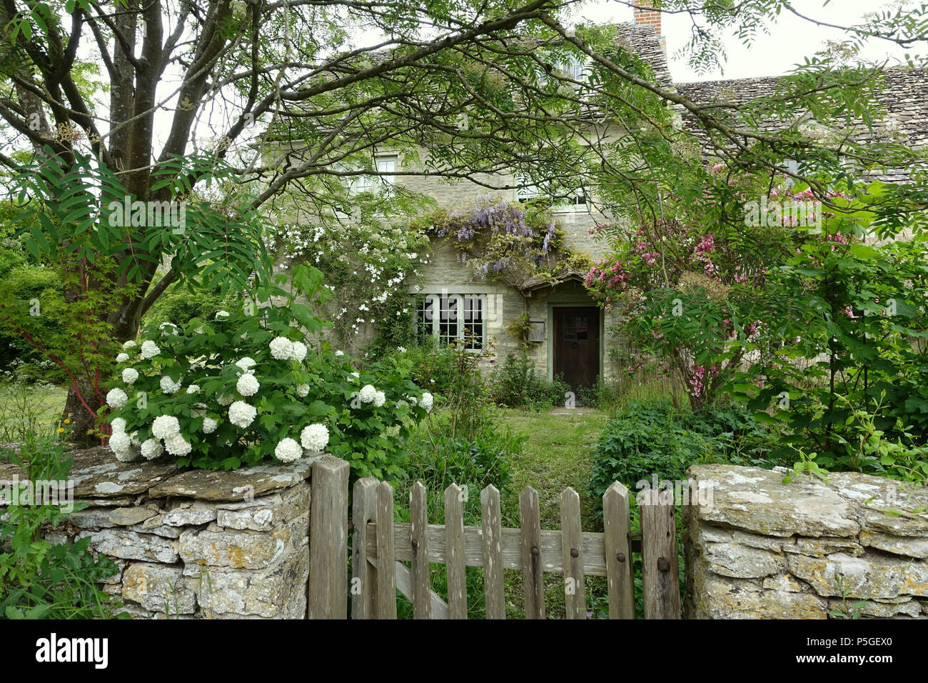 N/A. Anglais : Cottage - Kelmscott, Oxfordshire, Angleterre. 25 mai 2016, 06:44:35. Daderot 384 chalets - Kelmscott, Oxfordshire, Angleterre - DSC09937 Banque D'Images
