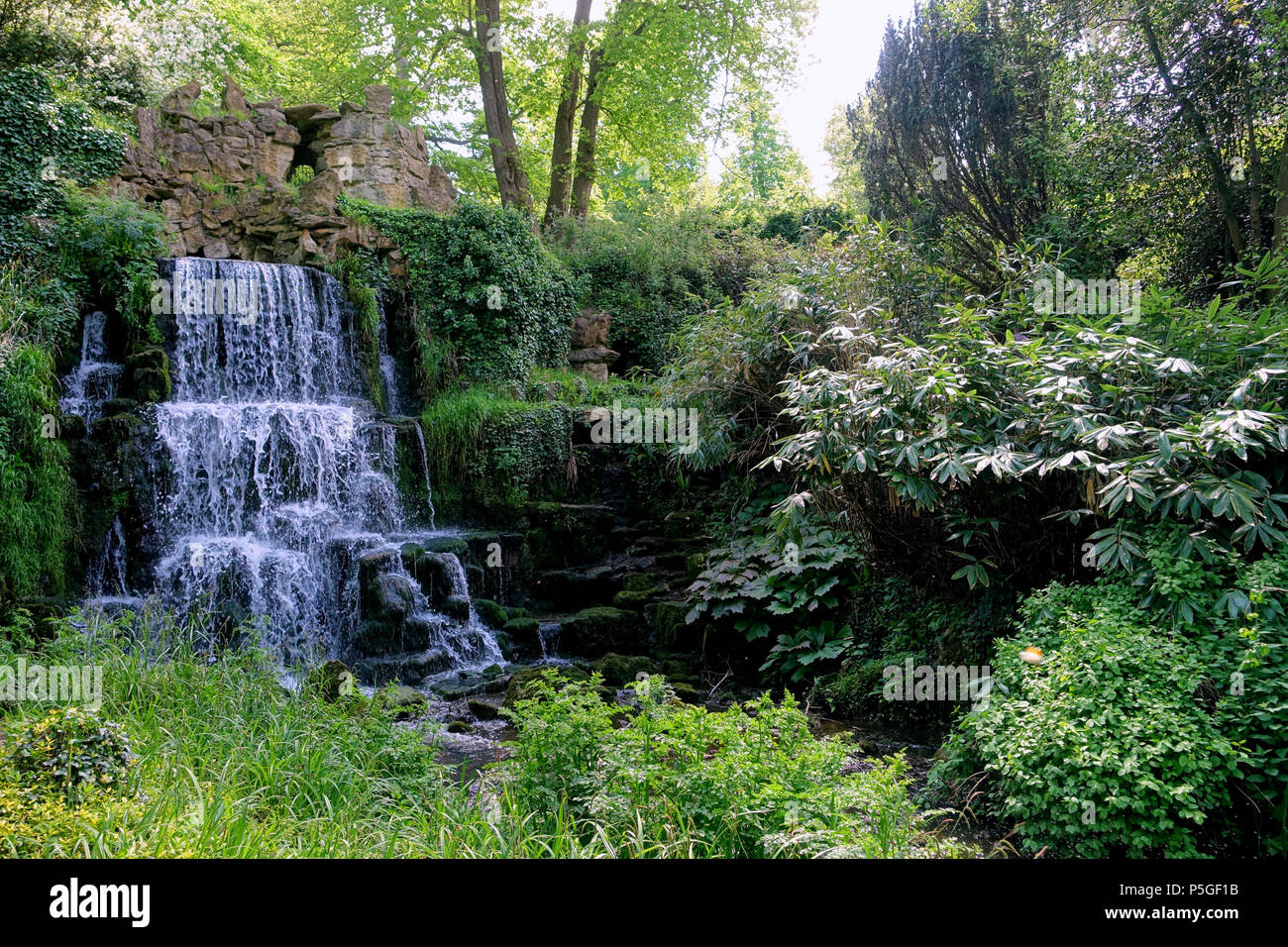 N/A. Anglais : Bowood - Wiltshire, Angleterre. 26 mai 2016, 07:01:25. Daderot 279 Cascade - Bowood - Wiltshire, Angleterre - DSC00492 Banque D'Images