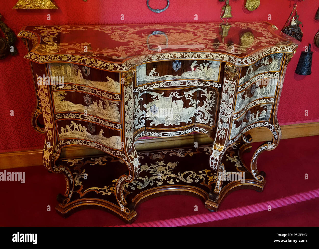 N/A. Français : Élément de Waddesdon Manor - Buckinghamshire, Angleterre. 8 juin 2016, 08:56:38. Daderot 337 commode, 2 de 2, par Pietro Piffetti, Italie, c. 1735-1740 - Waddesdon Manor - Buckinghamshire, Angleterre - DSC07812 Banque D'Images