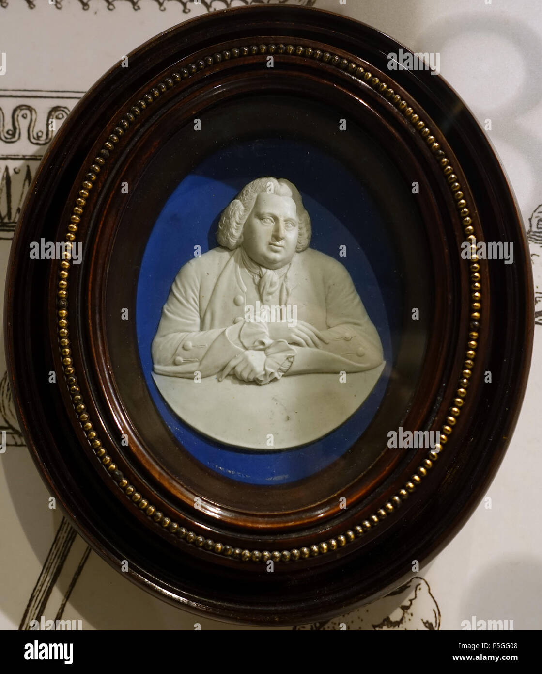 468 Dr Erasmus Darwin, par William Hackwood après Joseph Wright of Derby, ch. En 1780, Jasper blanc bleu blanc avec trempette, secours - Wedgwood Museum - Barlaston, Stoke-on-Trent, Angleterre - DDSC09616 Banque D'Images