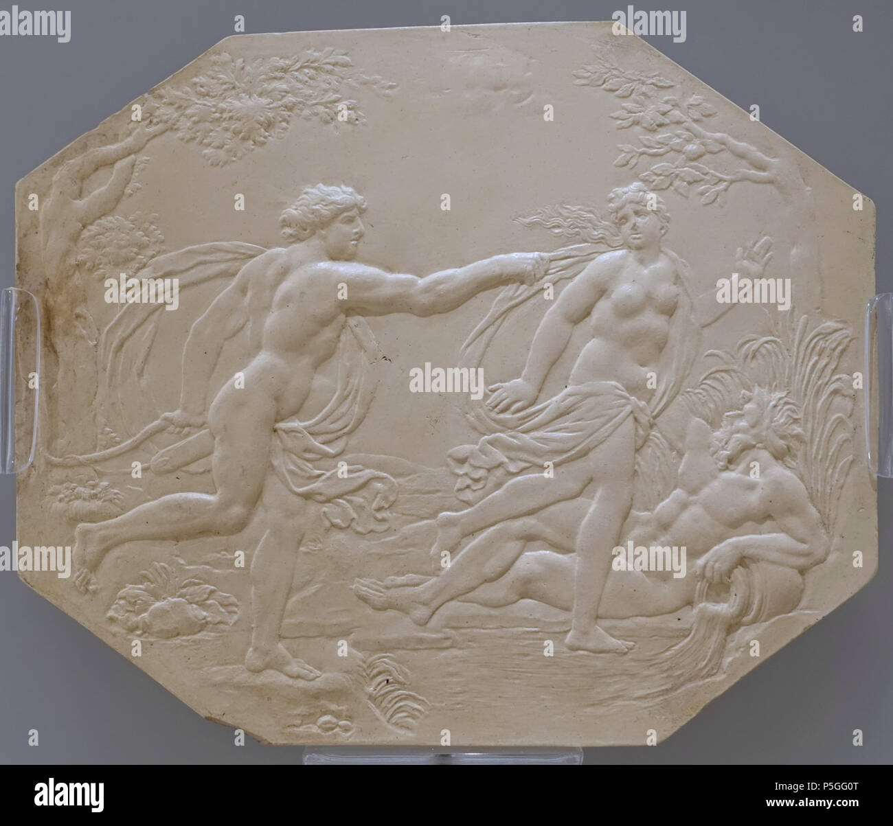 N/A. Anglais : Exposition dans le Musée Wedgwood - Barlaston, Stoke-on-Trent, en Angleterre. 11 juin 2016, 10:59:34. Daderot 120 plaque d'architecture de Daphné poursuivie par Apollon, 1772-1775, terre cuite blanche moulée - Wedgwood Museum - Barlaston, Stoke-on-Trent, Angleterre - DSC09696 Banque D'Images