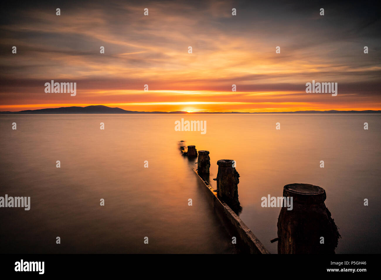 Coucher de soleil sur l'Écosse de Silloth, Cumbria. Banque D'Images